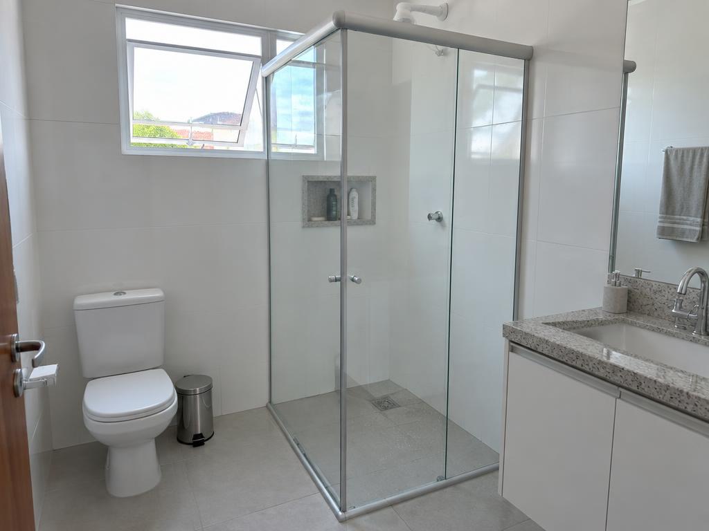 Banheiro residencial com box de vidro